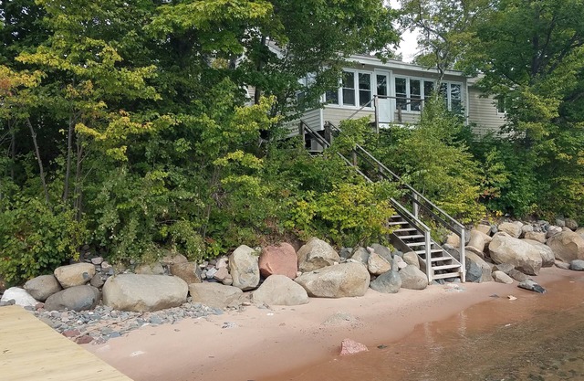 Madeline Island LAKESIDE Cabin on the Shore of Lake Superior - "BAYSIDE"