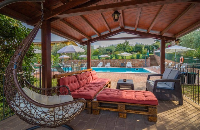 Madone 4, large apartment in agriturismo. Pool, WiFi, tennis