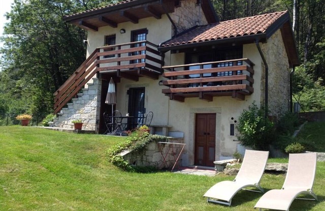 Madonna Del Sasso: House with garden