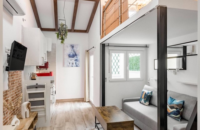 Madrid VIllaverde IV - Studio with patio and AC
