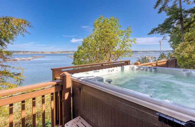Madrona Beach House - Private Beach | Hot Tub