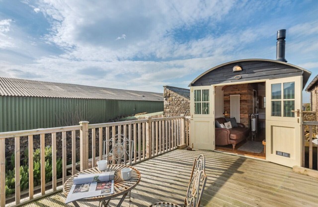 Maes Shepherds Hut - One Bedroom House, Sleeps 2