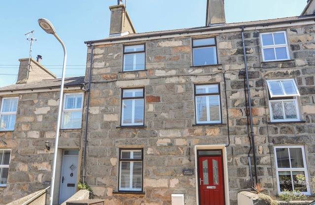 MAES Y FFYNNON, pet friendly, country holiday cottage in Nefyn