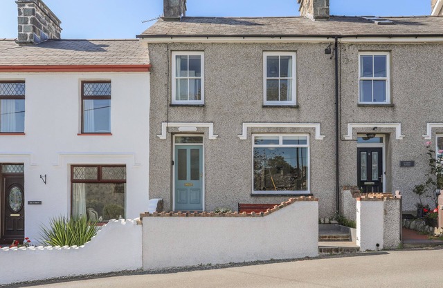 MAES-YR-HAF, family friendly, country holiday cottage in Criccieth