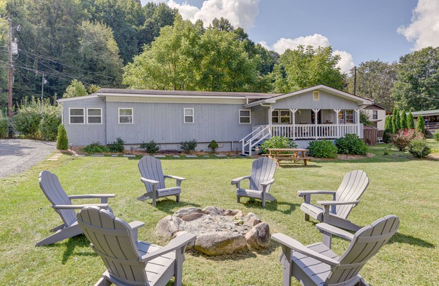 Maggie Valley Home ~ 5 Mi to Cataloochee Ski Area!
