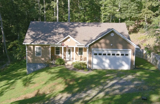Magic Mountain Retreat, King Bed, Near Wineries, Horse Events and Dining