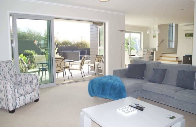 Magic on Molesworth - spacious inner city townhouse