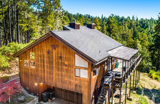 Magical 11-acre retreat with hot tub, fireplace, grill, & amazing sunset views