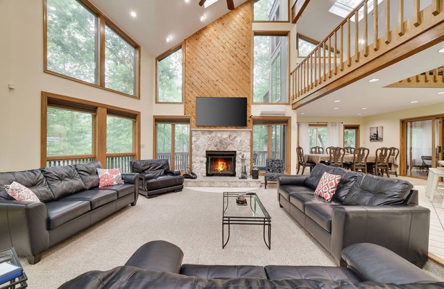 Magical Lake View Home-Hot Tub, Game & Poker rooms, Pool, Fire Pit, Kayaks, AC!