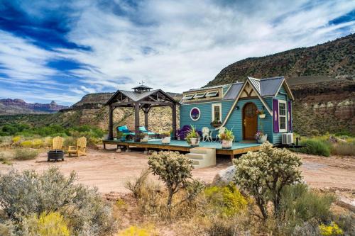 Magical Tiny House with a Hot Tub for Zion National Park Getaways