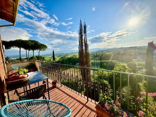 Magical villa, breathtaking views, large private garden and olive grove - in a cool village on the Umbria Tuscany Border
