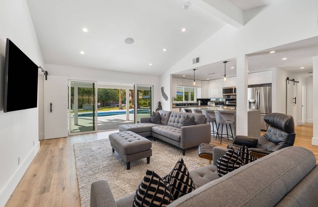 Magnesia Falls Cove, Newly Remodeled, Large Yard, Pool, Spa, Fire Feature, Mountain Views