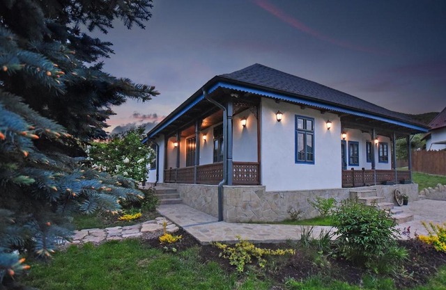MAGNETIC HOUSE