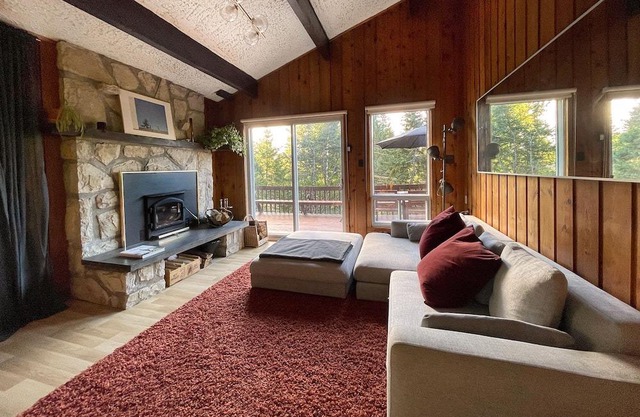 Magnificent mid-century style chalet with 3 bedrooms and in-ground pool
