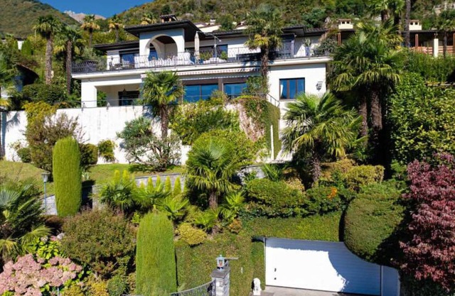 Magnificent villa with indoor pool and prime lake view location