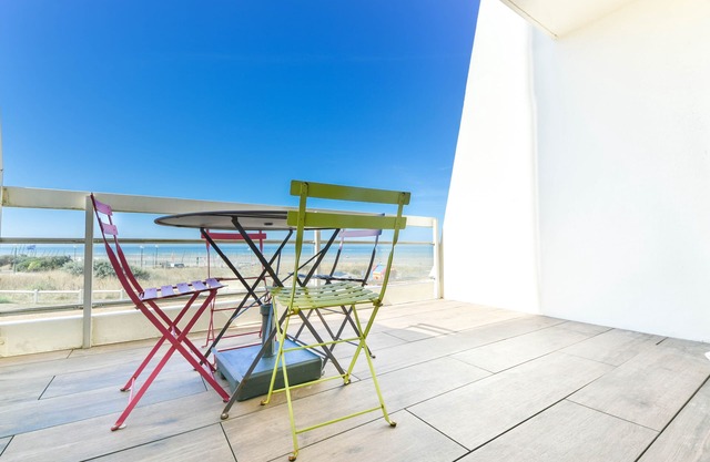 Magnificent 1 bedroom apartment on the seafront in the Dolphin residence