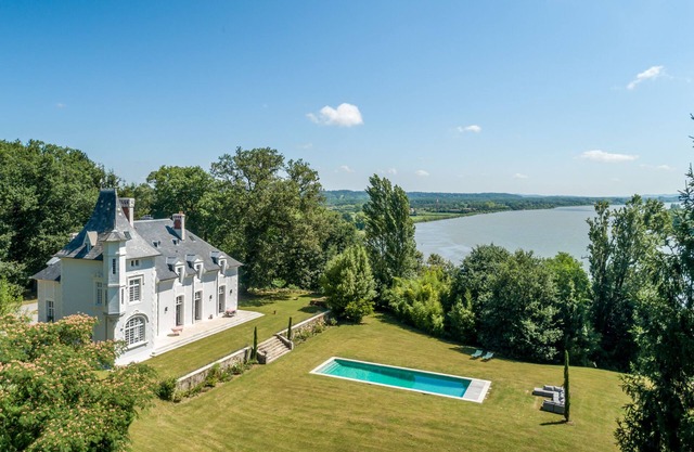 Magnificent 18th century Chateau in Bayonne, renovated, private park, heated pool, luxury