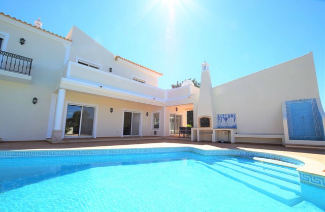 Magnificent 5 bedroom villa (10 beds) in Almancil, very close to the beaches