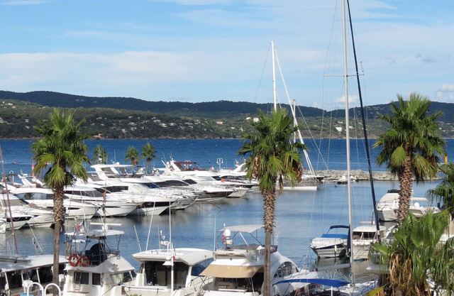 Magnificent apartment with sea view, located in the marina. beach 3mn walk away