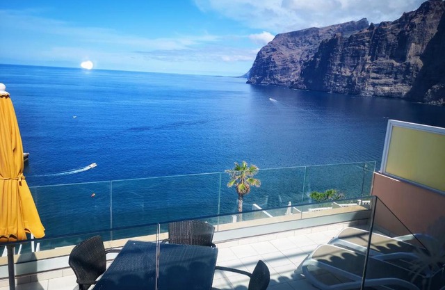Magnificent Apt. with Sea View, Cliff & Marina