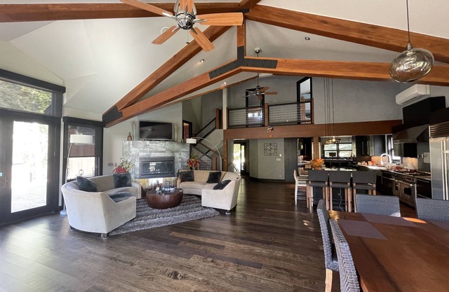 Magnificent Basalt Home! 15 minutes to Aspen. Perfect for One or TWO families!