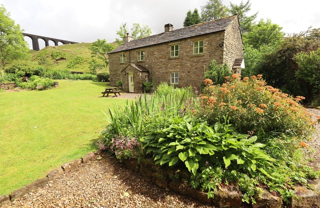 Magnificent detached cottage in a peaceful spot in the hamlet of Stonehouse