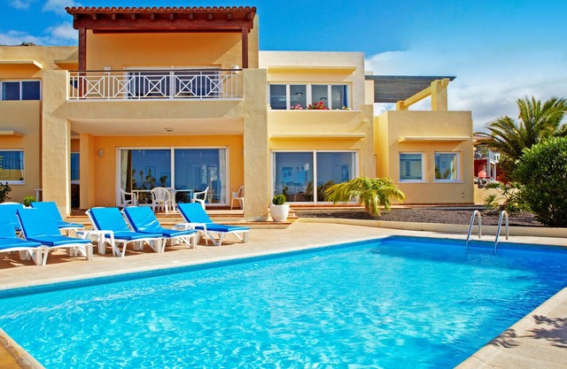 Magnificent detached Villa with 5 Bedrooms, Private Pool, WI-FI, Tropical Garden