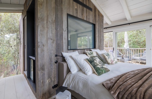 Magnificent independent luxury suite with all the comforts of the Treehouse type.