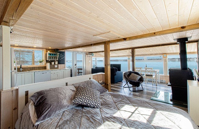 Magnificent loft-style chalet on the edge of the St-Lauwrence river.