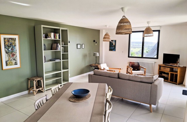Magnificent modern apartment with sea and garden view! Close to beach.