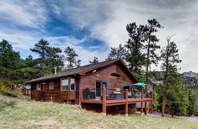 Magnificent mountain views, sunny open floor plan, spacious deck, monthly rental