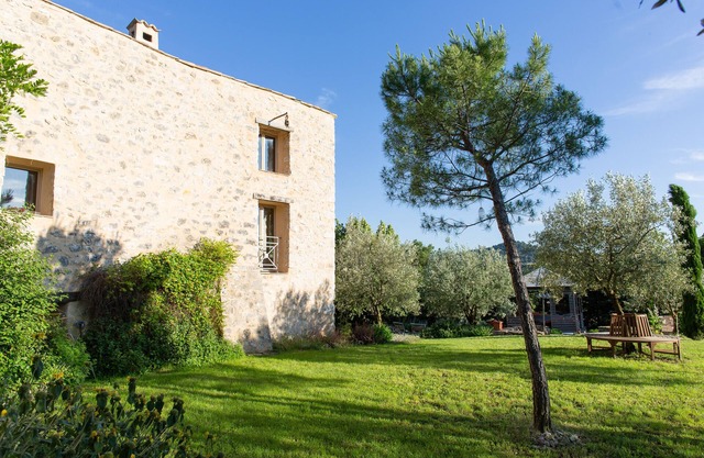 Magnificent Provencal farmhouse with swimming pool, bar and cinema. 14-18 pax 4*