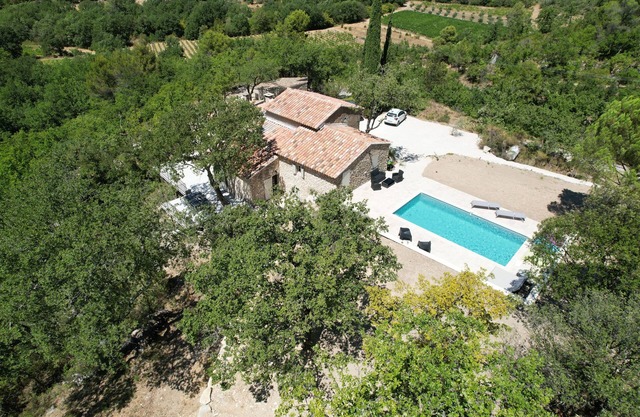 MAGNIFICENT RESTORED MAS WITH VIEW ON THE HEIGHTS OF VENASQUE