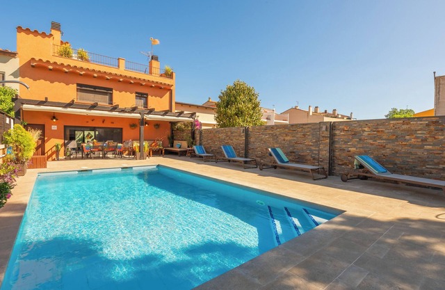 Magnificent town house with pool, garden and large terrace with views!