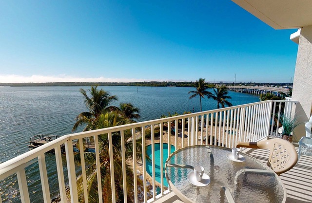 Magnificent View Over the Bay. Just Minutes from the Beaches and Close to Shopping and Activities.