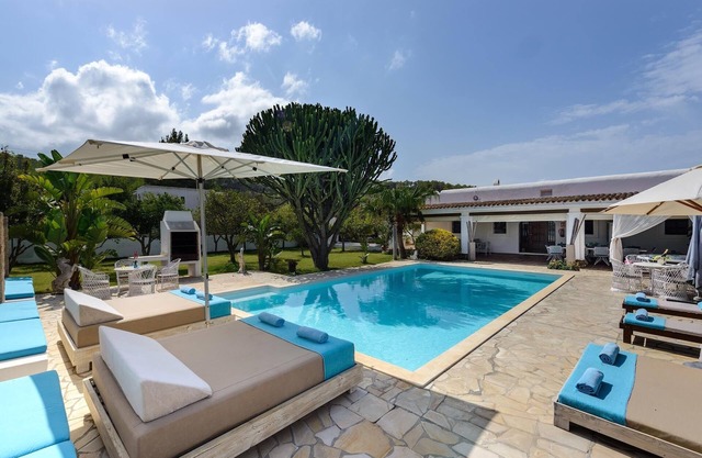 Magnificent villa in quiet area, ideal for families and friends *JULY OFFER*.