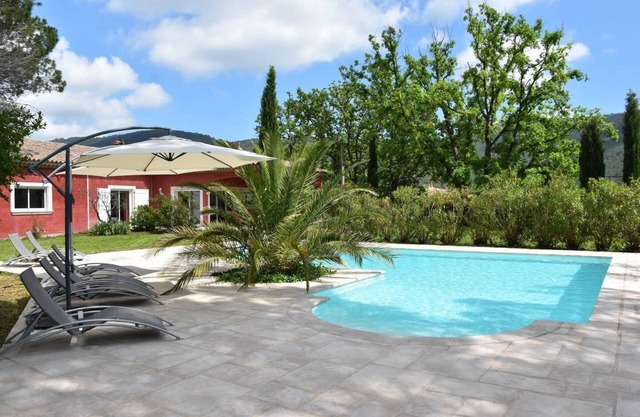 Magnificent villa on flat wooded land - Heated swimming pool treated with salt