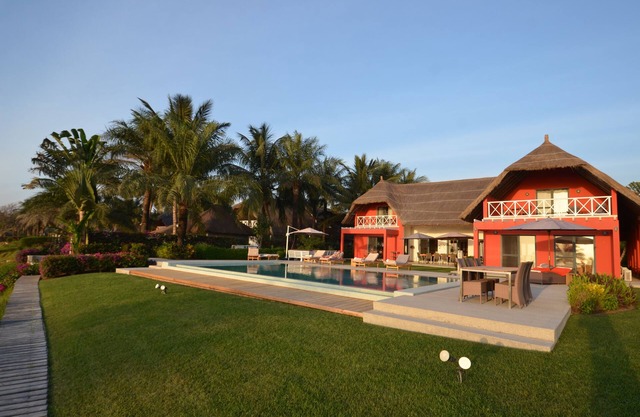 MAGNIFICENT VILLA BY THE SEA WITH PRIVATE ACCESS TO THE BEACH, 5 * SERVICE