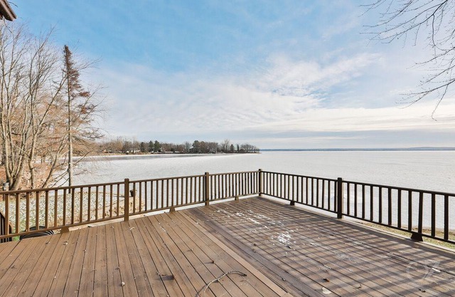 Magnificent waterfront cottage on Ottawa river