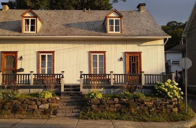 Magnificient antique French-Canadian house on the shore of St.Lawrence(31 days+)