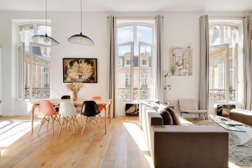 Magnifique appartement Triangle d'or Champs Elysées Paris