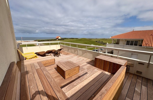 Magnifique T2 renové avec Terrasse offrant une vue imprénable sur l'Océan (175)