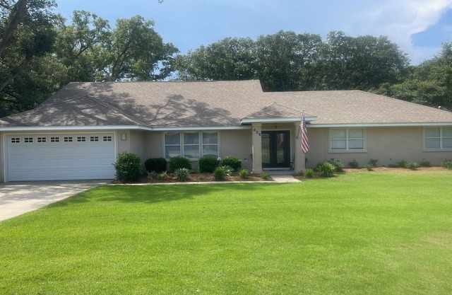 Magnolia Breeze! Pet Friendly with Pool! 3.15 miles to Pensacola Beach!