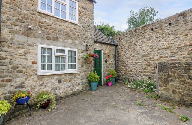 MAGNOLIA COTTAGE, family friendly, with a garden in Masham