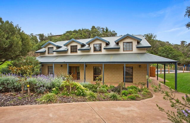 Magnolia Cottage - large home suitable for families or yoga retreats, pool & spa