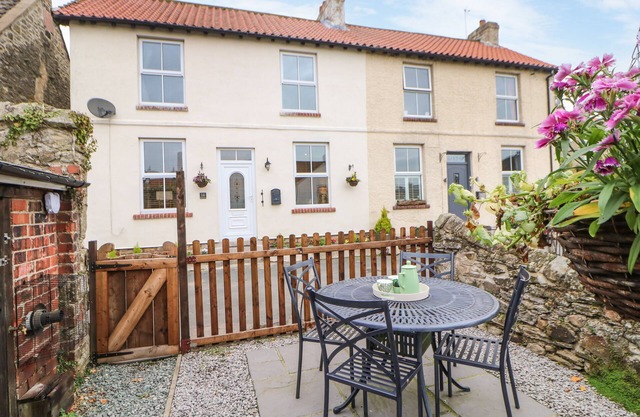 MAGNOLIA COTTAGE, pet friendly, with open fire in Melsonby