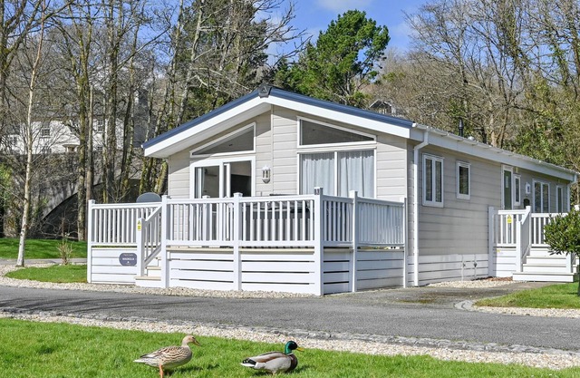 MAGNOLIA LODGE, family friendly, with hot tub in Saltash