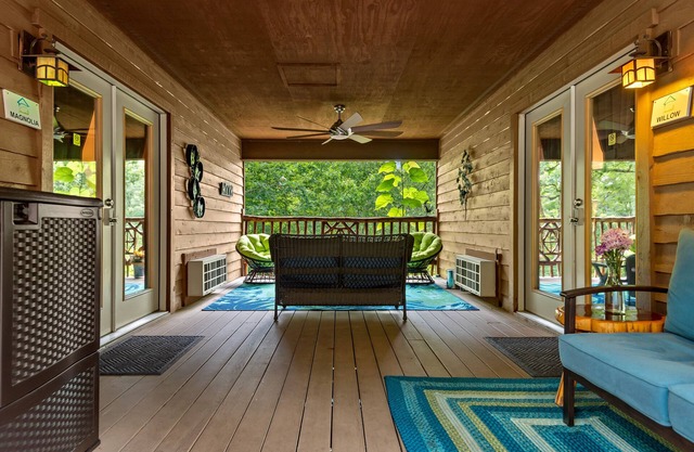 Magnolia@The Woods Cabins - Adorable cabin - 5 minute walk to downtown Eureka