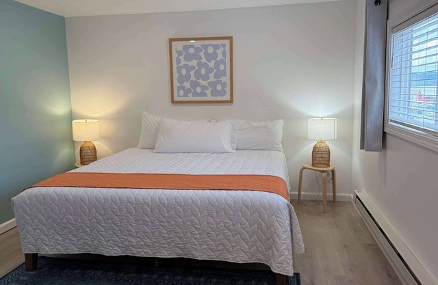 Main Floor Cabin (sleeps 4)
