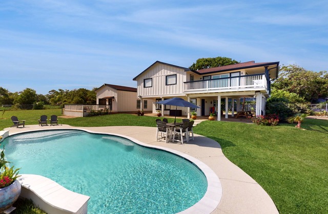 Main home with guest house & private pool